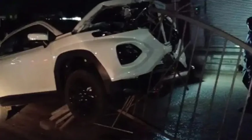 डिवाइडर की रेलिंग में घुसी कार: सरियों में फंसकर हवा में लटकी, एयरबैग खुलने से ड्राइवर की जान बची