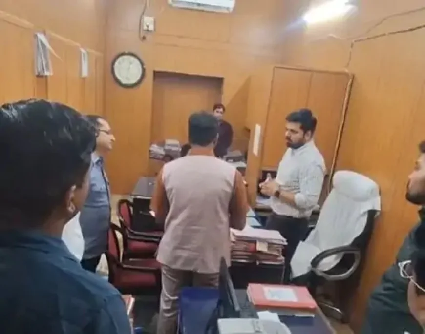 “अचानक दफ्तर पहुंचते ही बदला माहौल… कलेक्टर के निरीक्षण में सामने आईं कई चौंकाने वाली बातें, क्या है पूरा मामला?”
