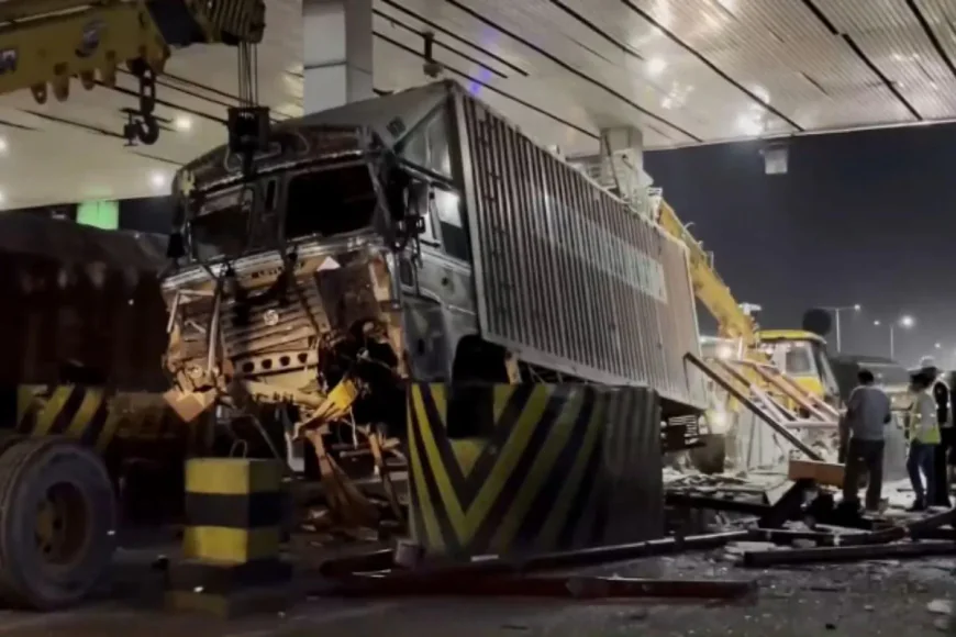 “हाइवे पर आधी रात का खौफनाक मंजर! टोल पर खड़ी कार बनी निशाना, टक्कर के बाद मचा हड़कंप”