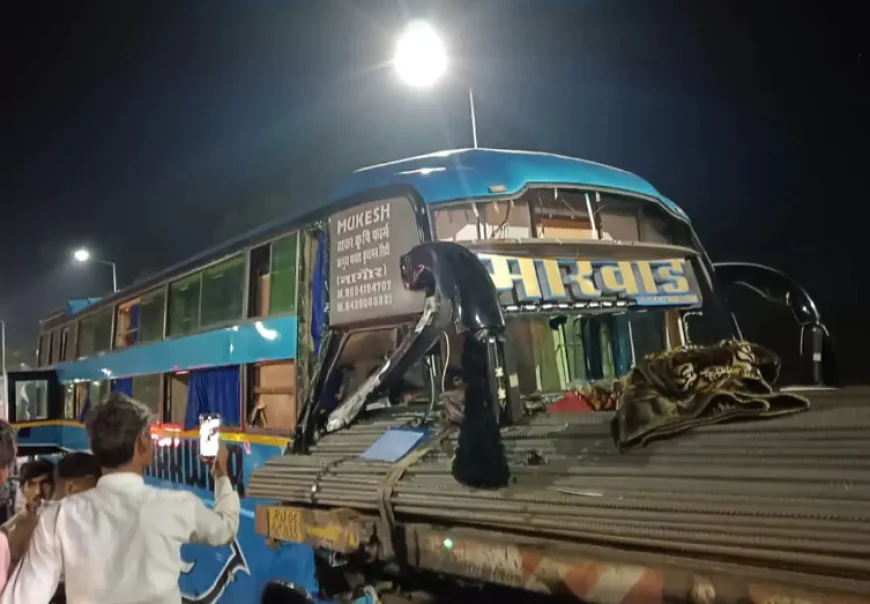 जयपुर-दिल्ली हाईवे पर खड़े ट्रेलर में घुसी स्लीपर बस, 2 की मौत; 16 यात्री घायल