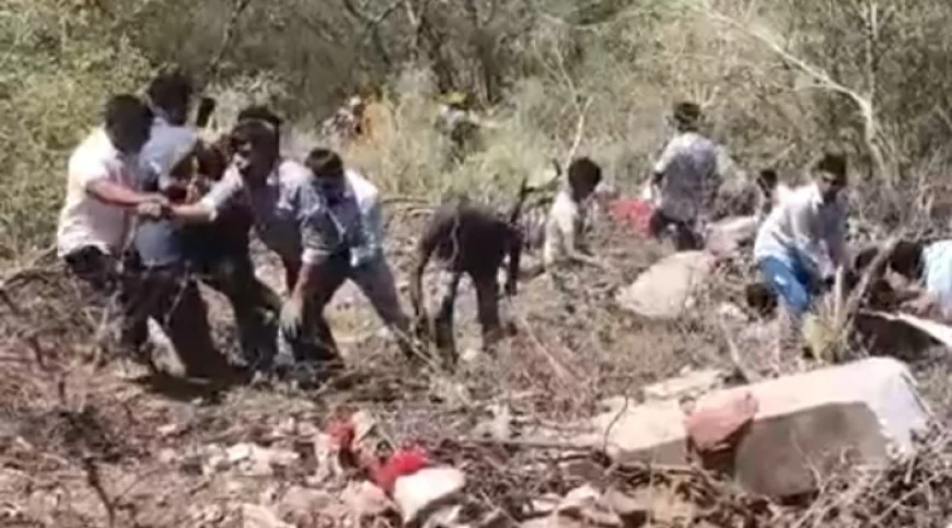 खुशियों का सफर बना हादसा पुष्कर घाटी में बस पलटी, महिलाओं समेत कई घायल, मचा हड़कंप!