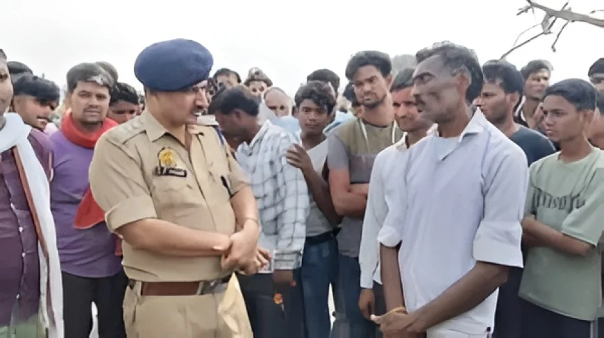 सड़क पर खड़े थे दोनों… फिर अचानक डंपर के सामने क्यों आ गए? कौशांबी हादसे का रहस्य गहराया”