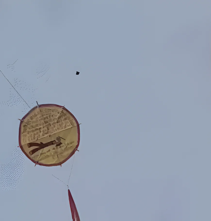 539 साल पुरानी परंपरा ने फिर खड़ा किया रहस्य… आसमान में उड़ता चंदा और छतों पर जंग का रोमांच!