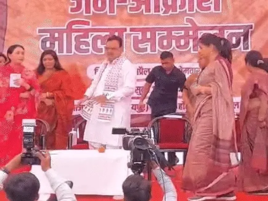 जयपुर में अचानक बवाल! बीजेपी महिला पदयात्रा रोकी गई, फिर बैरिकेडिंग पर चढ़ीं ये नेता… जानिए आगे क्या हुआ