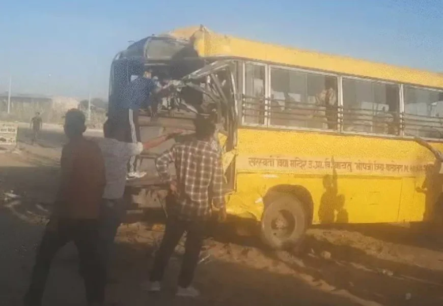 स्कूल बस को 50 फीट तक घसीटता ले गया ट्रक: 14 वर्षीय बच्चे की मौत, 20 से ज्यादा घायल; सीटों के नीचे फंसे मासूमों को JCB से निकाला