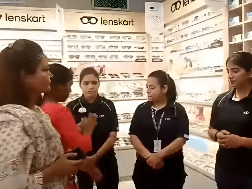 लेंसकार्ट में मचा बवाल… स्टोर्स में घुसे प्रदर्शनकारी, कर्मचारियों को पहनाया तिलक-कलावा, जानिए पूरा मामला