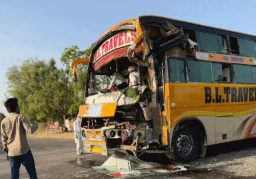 ट्रैवल्स बस की टक्कर से स्कूली वैन क्षतिग्रस्त, 35 बच्चों में मची अफरा-तफरी; 3 घायल, एक को सांचौर रेफर