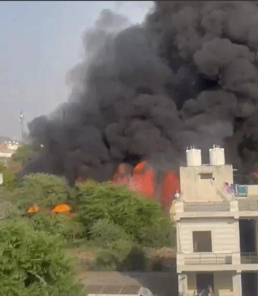 नीमराना में अवैध कबाड़ गोदाम में भीषण आग: परफ्यूम के केमिकल से भड़की लपटें, 4 जिंदा जले, धमाकों से दहला इलाका