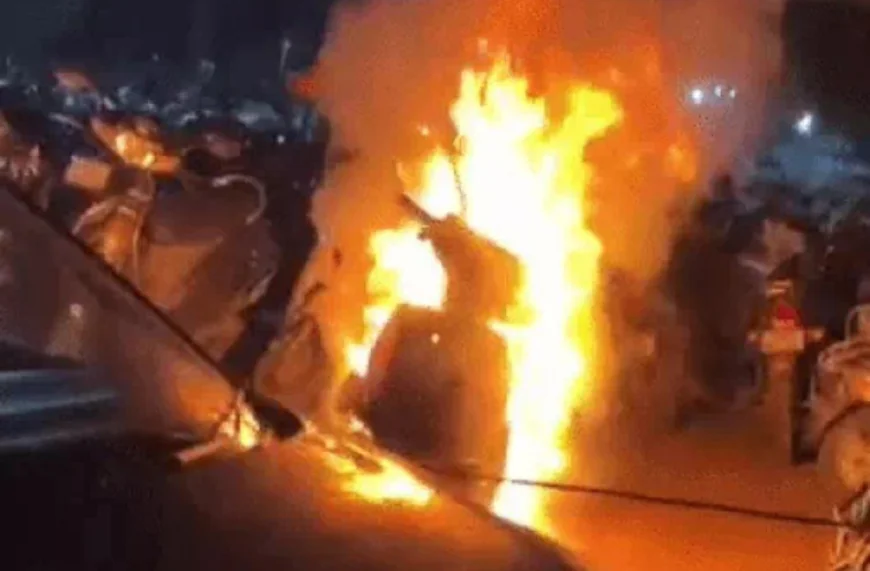 अजमेर रेलवे स्टेशन की पार्किंग में इलेक्ट्रिक स्कूटी में लगी भीषण आग, शॉर्ट सर्किट से हादसा