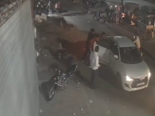 गन पॉइंट पर कॉन्स्टेबल का किडनैप! चलती कार में मारपीट कर लूटे ₹1.25 लाख—आखिर कहां हुआ ये खौफनाक कांड?