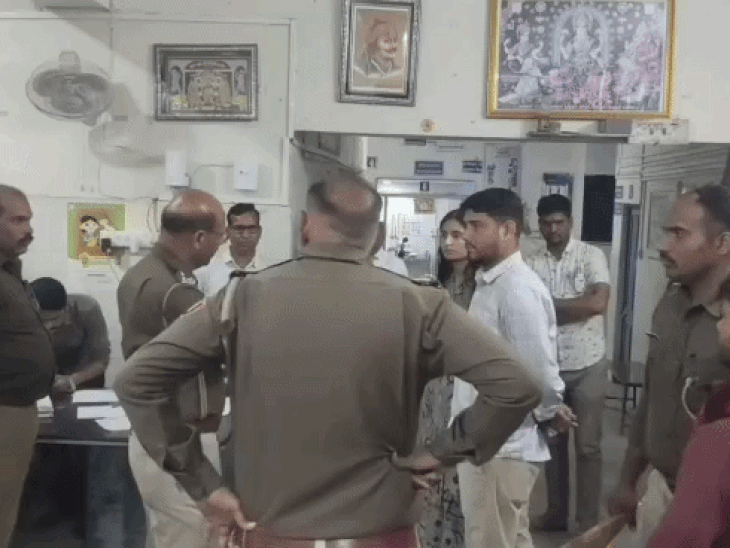 पीठ में 4 इंच धंसा चाकू लेकर अस्पताल पहुंचा अधेड़, लूट के लिए ताबड़तोड़ वार, खून से लथपथ सड़क पर छोड़कर भागे बदमाश