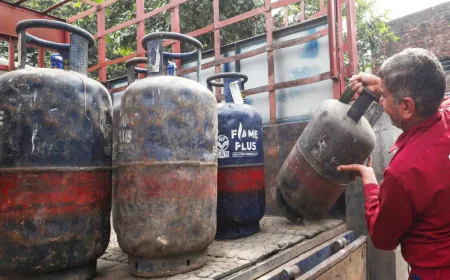 कारोबार पर संकट: कमर्शियल सिलेंडर के दाम लगभग दोगुने... क्या अब बाहर खाना होगा और महंगा?