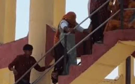 बाड़मेर में पानी के लिए टंकी पर चढ़ीं महिलाएं: 45 डिग्री गर्मी में ग्रामीणों का प्रदर्शन, बोलीं- पानी नहीं तो घर नहीं जाएंगे