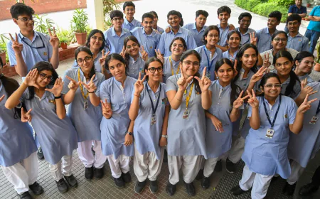 CBSE 12th Result 2026 घोषित: 85.20% छात्र पास, लड़कियों ने फिर मारी बाजी, त्रिवेंद्रम टॉपर और प्रयागराज सबसे पीछे