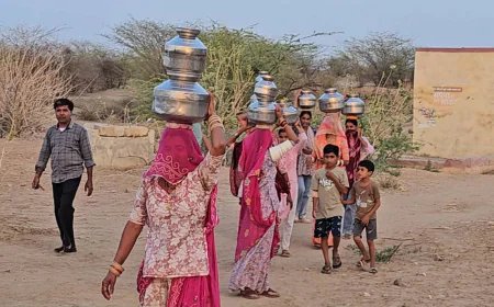 बाड़मेर में पानी के लिए  2 किलोमीटर दूर से सिर पर मटके ढोने को मजबूर महिलाएं और मासूम बच्चे