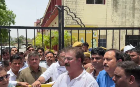 पानी को लेकर जयपुर में कांग्रेस का उग्र प्रदर्शन: सड़क पर लेटे कार्यकर्ता, जल भवन के गेट पर चढ़े विधायक