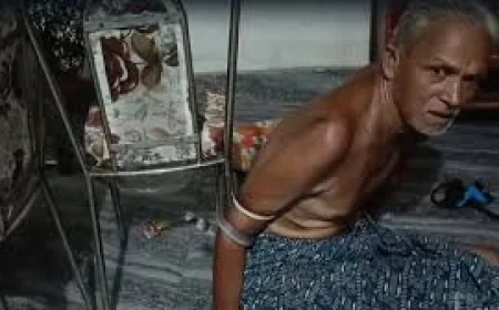 न भाग सकते थे, न हिल सकते थे... हाथ में लिपटे जहरीले सांप के साथ 4 घंटे तक फंसे रहे बुजुर्ग