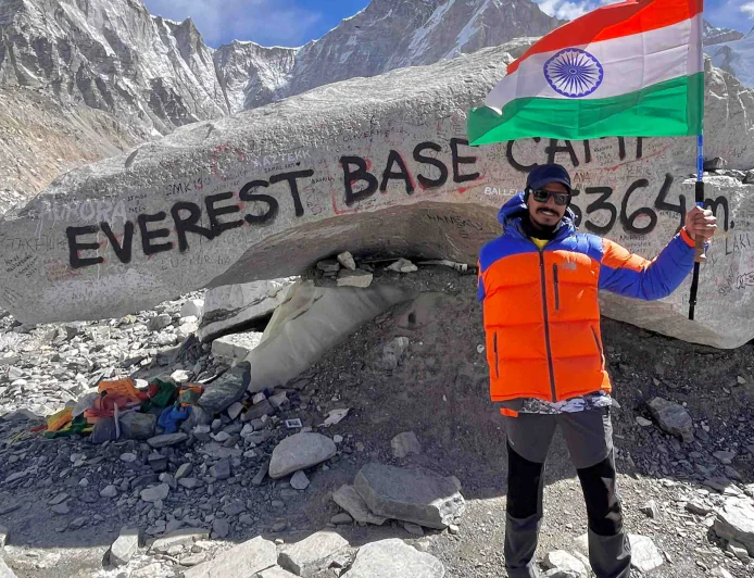 एक हाथ खोया, लेकिन हौसला नहीं… जयपुर के दीपेंद्र ने एवरेस्ट बेस कैंप पर फहराया तिरंगा