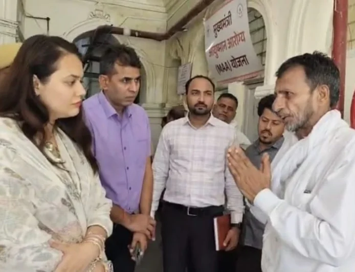 टोंक में कलेक्टर टीना डाबी का औचक निरीक्षण, अस्पतालों की व्यवस्थाओं पर जताई नाराजगी, दिए सख्त निर्देश