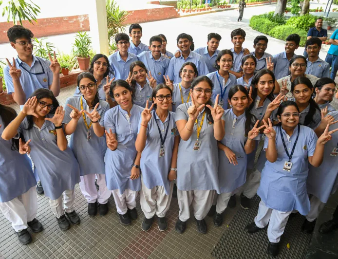 CBSE 12th Result 2026 घोषित: 85.20% छात्र पास, लड़कियों ने फिर मारी बाजी, त्रिवेंद्रम टॉपर और प्रयागराज सबसे पीछे