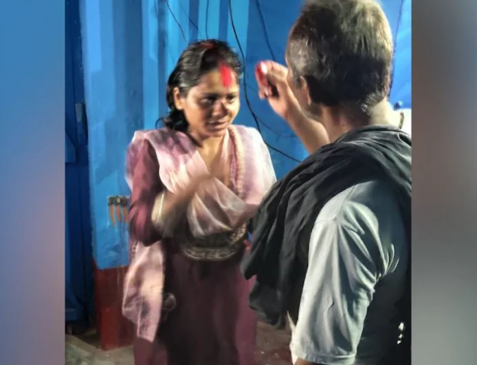 वायरल हुई अनोखी प्रेम कहानी, 60 साल के बुजुर्ग से 22 साल की लड़की ने रचाई शादी