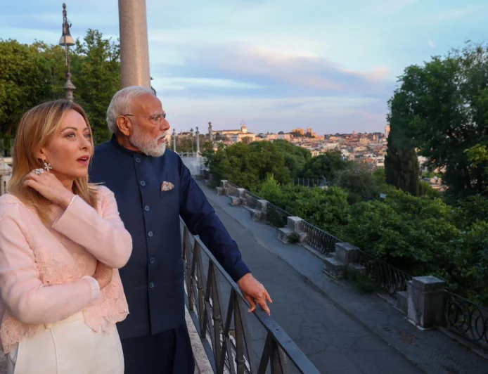 PM Modi Italy Visit: पीएम मोदी ने मेलोनी को गिफ्ट की ‘Melody’ टॉफी, रोम में साथ घूमते दिखे दोनों नेता