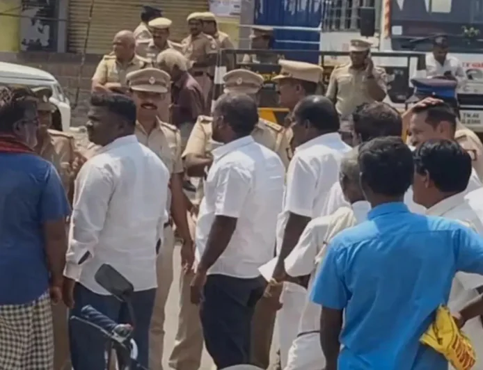 CM विजय की छोड़ी सीट पर सियासी संग्राम: DMK-VCK कार्यकर्ताओं में हिंसक झड़प, इलाके में भारी पुलिस फोर्स तैनात
