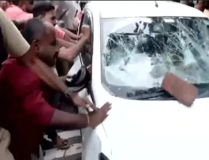 Kerala में ED टीम पर हमला: पिनाराई विजयन के घर छापेमारी के बाद भड़के CPI(M) कार्यकर्ता, गाड़ियों में तोड़फोड़