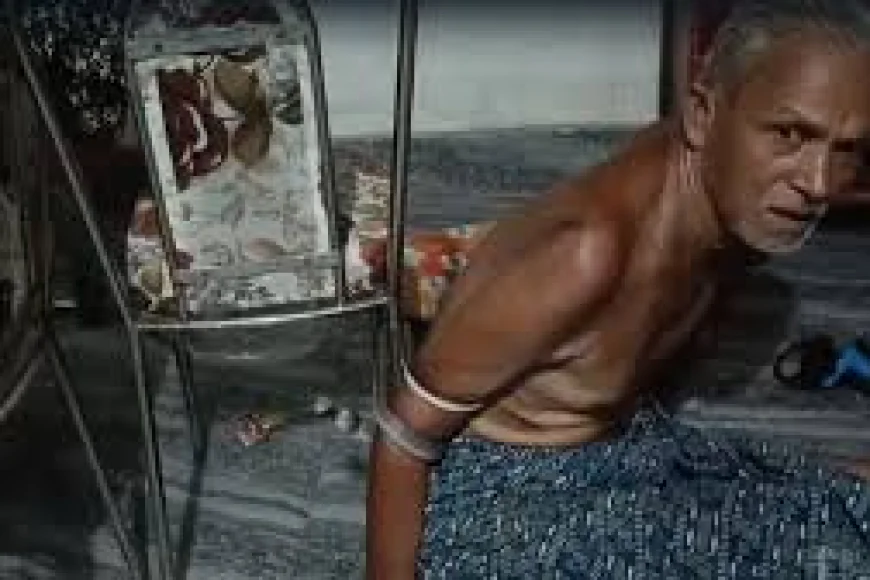 न भाग सकते थे, न हिल सकते थे... हाथ में लिपटे जहरीले सांप के साथ 4 घंटे तक फंसे रहे बुजुर्ग