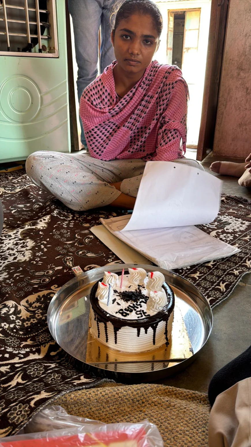 दोनों हाथ खो चुकी लीला ने पैरों से लिखकर बनाई नई पहचान… लेकिन बीएसटीसी कॉलेज ने एक फैसले से तोड़ दिया उसका सपना, कहानी सुनकर रह जाएंगे हैरान