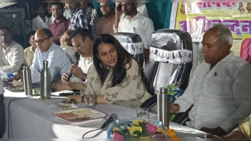 कलेक्टर टीना डाबी ने गांव में क्यों लगाई रात्रि चौपाल? विधायक के आरोपों से क्यों हुआ हंगामा?