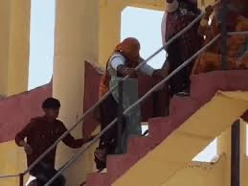बाड़मेर में पानी के लिए टंकी पर चढ़ीं महिलाएं: 45 डिग्री गर्मी में ग्रामीणों का प्रदर्शन, बोलीं- पानी नहीं तो घर नहीं जाएंगे