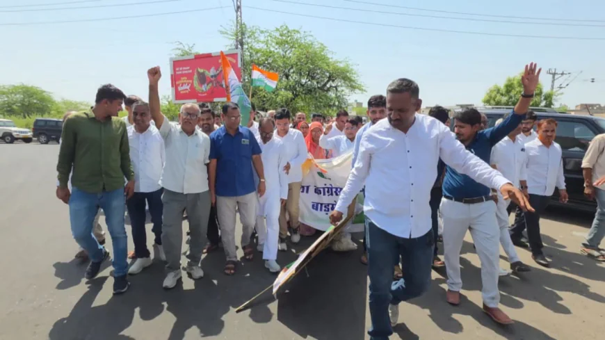 NEET पेपर लीक पर बाड़मेर में कांग्रेस का हल्ला बोल, कलेक्टर कार्यालय के बाहर प्रदर्शन, मंत्री का पुतला दहन से गरमाया माहौल