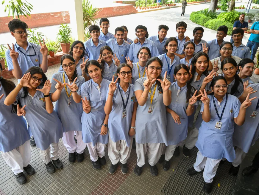 CBSE 12th Result 2026 घोषित: 85.20% छात्र पास, लड़कियों ने फिर मारी बाजी, त्रिवेंद्रम टॉपर और प्रयागराज सबसे पीछे