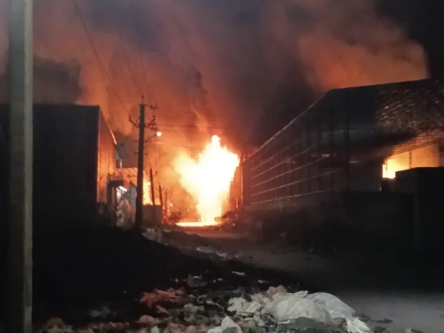 बालोतरा में देर रात भीषण आग, प्रजापत कॉलोनी स्थित ऑटो पार्ट्स गोदाम जलकर खाक, लाखों का नुकसान