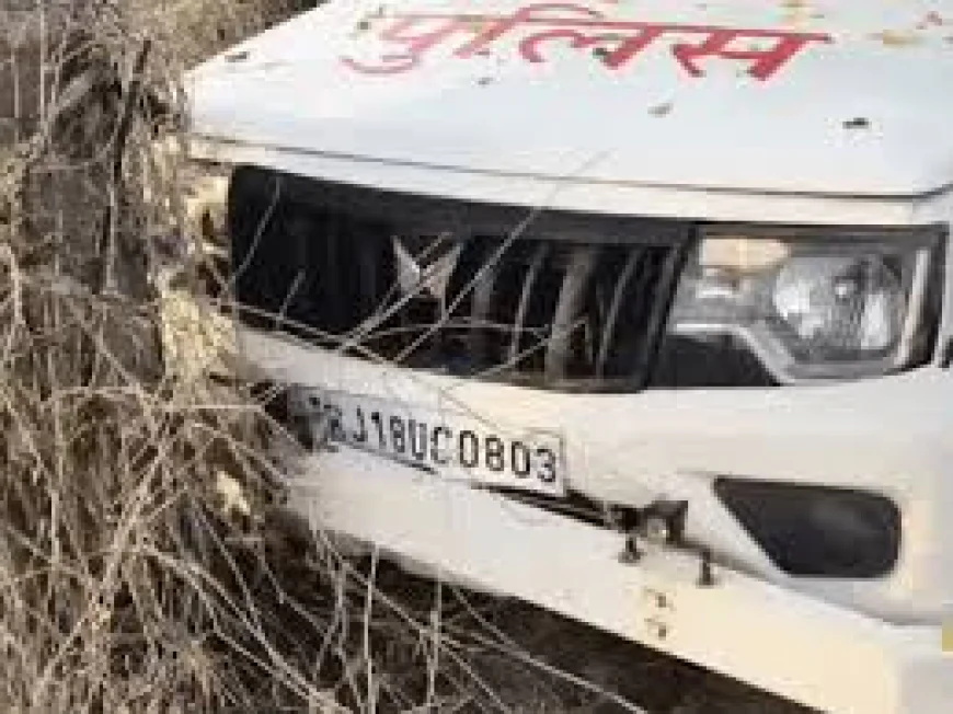 थार सवार बदमाशों का पीछा कर रही पुलिस जीप पेड़ से टकराई, कॉन्स्टेबल ने तोड़ा दम