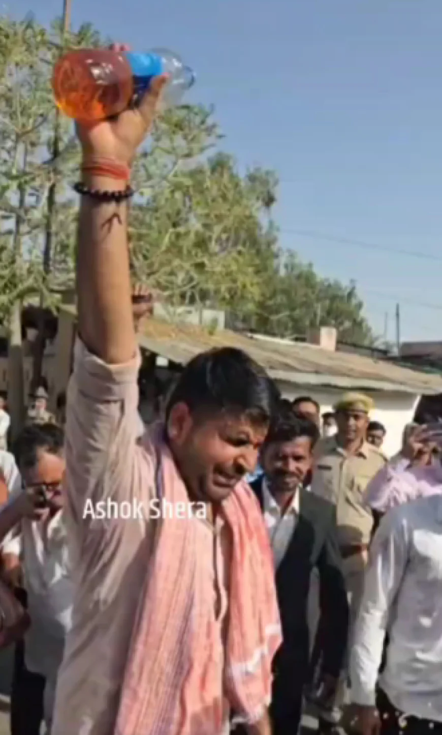 बाड़मेर में गिरल आंदोलन के बीच विधायक रविंद्र सिंह भाटी ने खुद पर छिड़का पेट्रोल