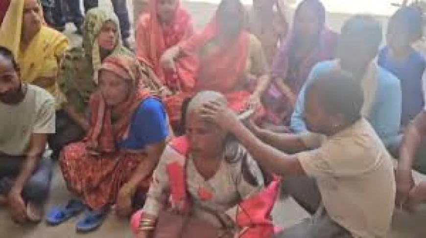 नगर निगम के गेट पर भाजपा पार्षद ने कराया मुंडन, फिरोजाबाद में विकास कार्यों की अनदेखी पर अनोखा प्रदर्शन