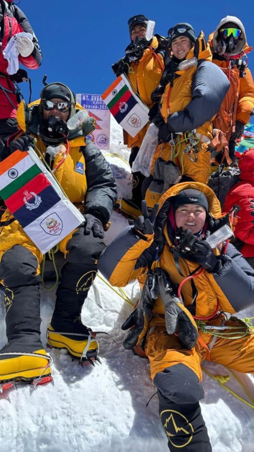 भारत की बेटियों ने दुनिया की सबसे ऊंची चोटी पर तिरंगा लहराकर इतिहास रच दिया!