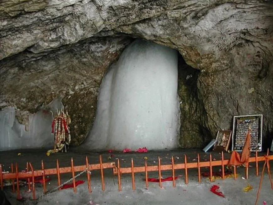 अमरनाथ गुफा से बाबा की पहली झलक: यात्रा शुरू होने से पहले सामने आई तस्वीरें, BSF जवानों ने किए दर्शन
