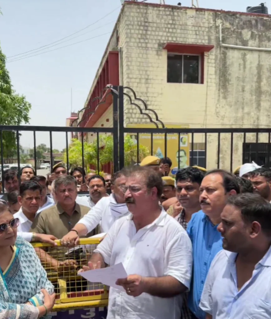 पानी को लेकर जयपुर में कांग्रेस का उग्र प्रदर्शन: सड़क पर लेटे कार्यकर्ता, जल भवन के गेट पर चढ़े विधायक