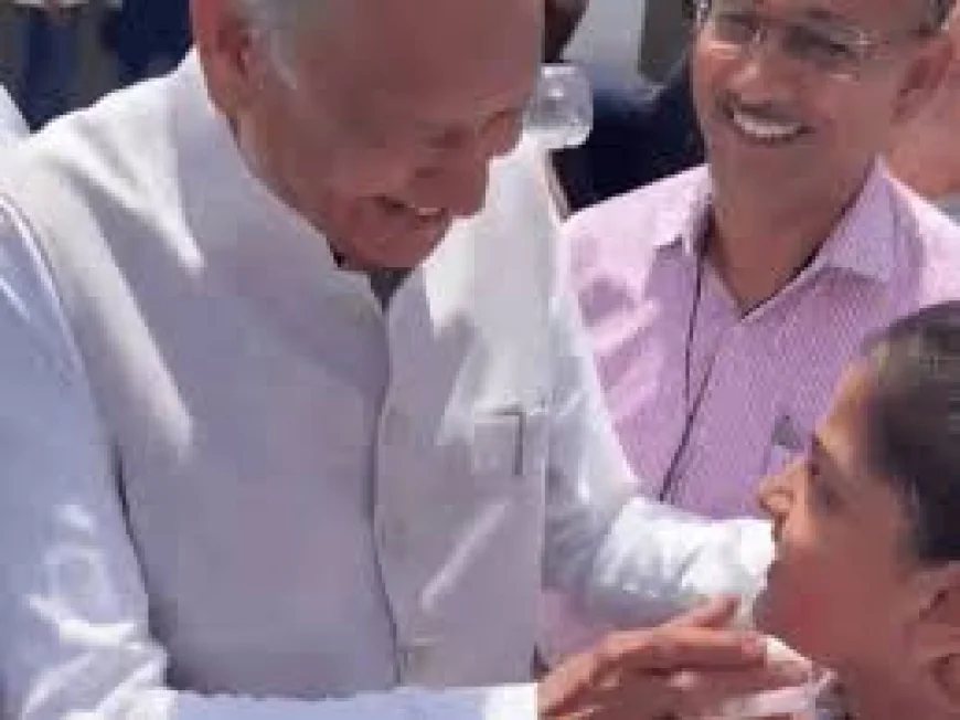 राजस्थान का दिलचस्प दिन: ‘ओल्ड CM’ पर हंसी, भगवा EV की सवारी और चौराहे पर छाछ वाली मेहमाननवाजी