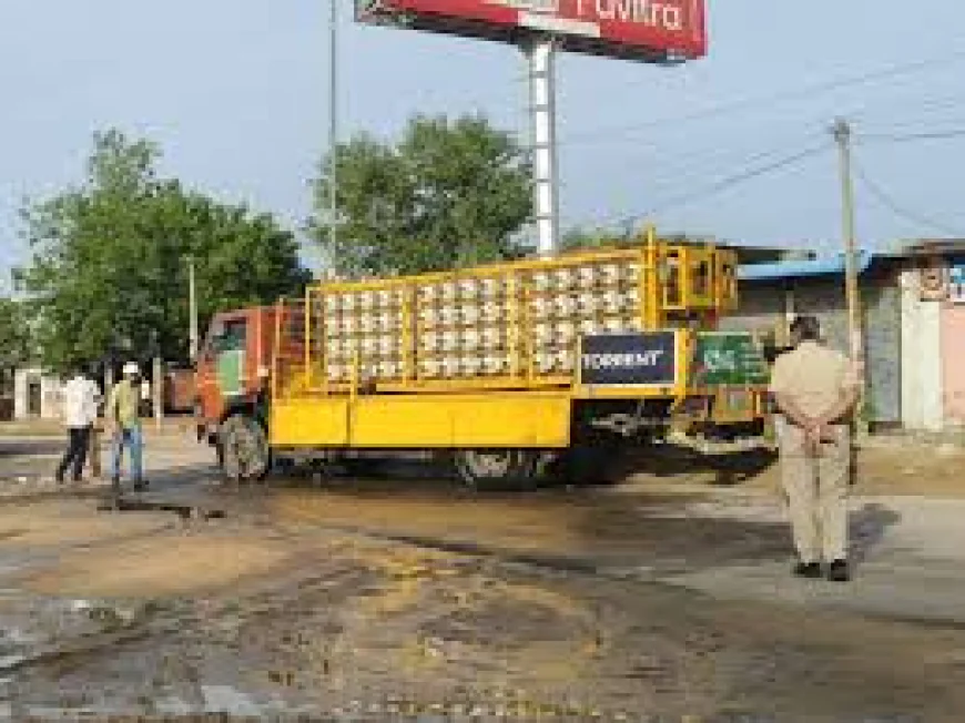 सिरसी रोड पर सीएनजी सिलेंडरों से भरा ट्रेलर पलटा, 10 से ज्यादा सिलेंडरों से गैस रिसाव