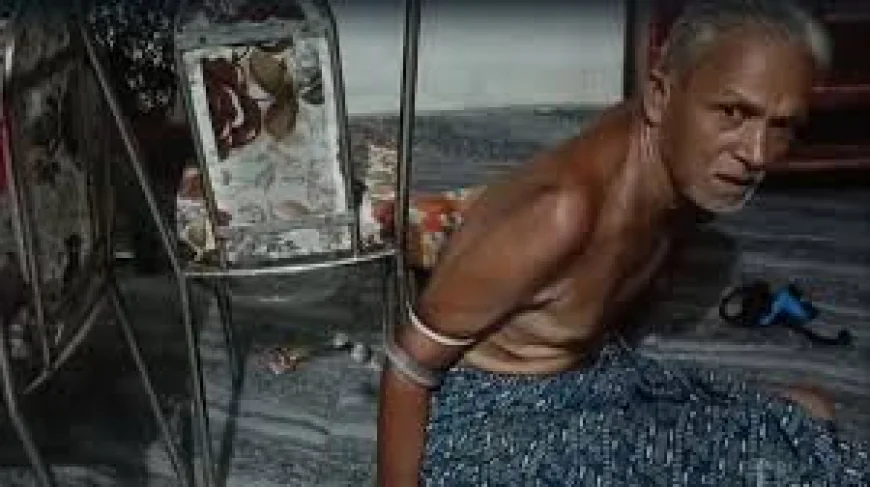 न भाग सकते थे, न हिल सकते थे... हाथ में लिपटे जहरीले सांप के साथ 4 घंटे तक फंसे रहे बुजुर्ग
