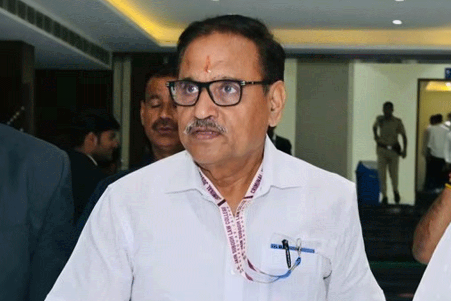 शादी की सालगिरह… और उसी दिन गिरफ्तारी! कोर्ट जाते वक्त पूर्व मंत्री बोले ‘मैं ऐसा कुछ करूंगा कि किसी को शिकायत नहीं होगी…’