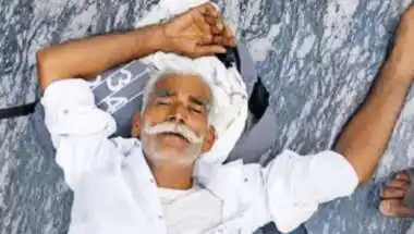 हेलमेट और तीन सवारी को लेकर रोकी बाइक, अस्पताल पहुंचने में हुई देरी से बुजुर्ग की मौके पर हुई मौत!