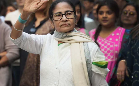 विधायकों की गैरमौजूदगी, नेताओं की नाराजगी और हमलों के बीच क्या राजनीतिक रूप से अकेली पड़ रही हैं ममता बनर्जी?