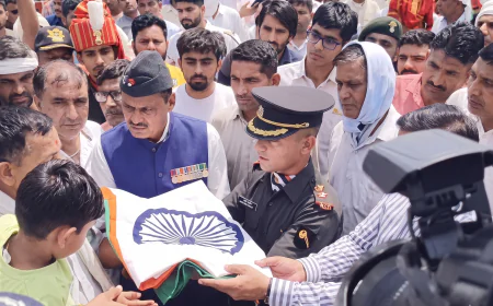 17 दिन के बेटे की खुशियां बनी मातम: सड़क हादसे में शहीद जवान का सैन्य सम्मान के साथ अंतिम संस्कार