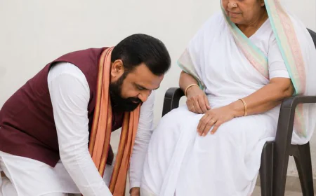 '9 महीने में CM की कुर्सी छोड़ेंगे सम्राट': तेजप्रताप का पलटवार, राबड़ी के पैर छूते सम्राट की तस्वीर शेयर कर दी नसीहत