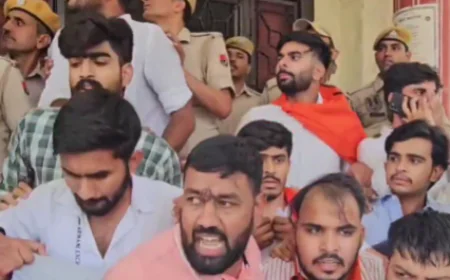 राजस्थान यूनिवर्सिटी में ABVP का जोरदार प्रदर्शन: फीस वृद्धि और छात्रसंघ चुनाव बहाली को लेकर हंगामा